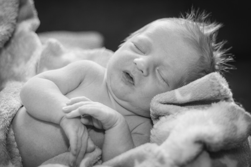 Newborn miminko s kohoutem